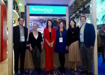 Ana Juan, en el centro, acompañada por Iago Negueruela, a la izquierda de la imagen, Alejandra Ferrer y la presidenta del Govern, Francina Armengol, entre otros cargos.