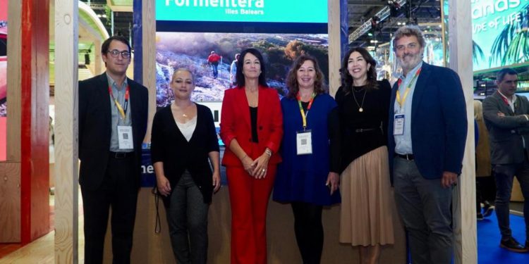 Ana Juan, en el centro, acompañada por Iago Negueruela, a la izquierda de la imagen, Alejandra Ferrer y la presidenta del Govern, Francina Armengol, entre otros cargos.