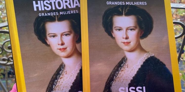 Ediciones en castellano y portugués de la biografía de Sissí escrita por Rebecca Beltrán.