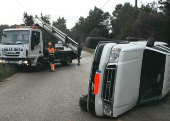 Vehículo accidentado en el Camí Vell de Sant Mateu, auxiliado por Gruas Ibiza