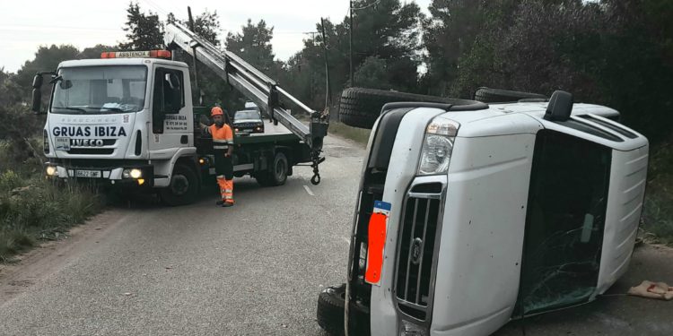 Vehículo accidentado en el Camí Vell de Sant Mateu, auxiliado por Gruas Ibiza