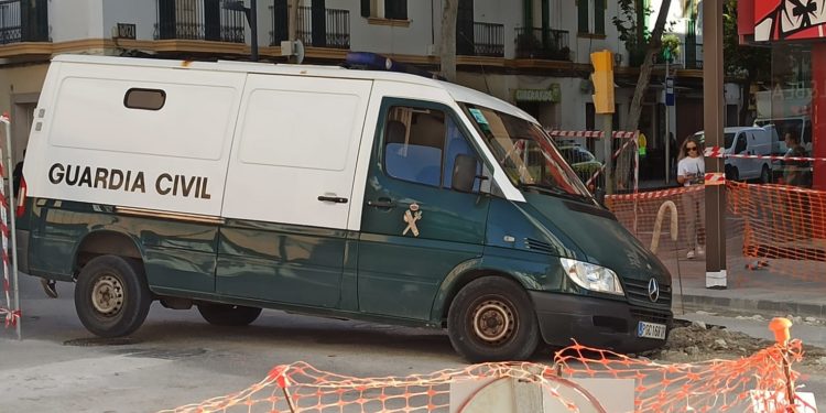 Una furgoneta de la Guardia Civil ha sufrido un accidente en las obras de Isidor Macabich. Fotos Noudiari
