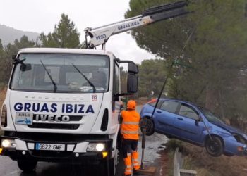 Grúas Ibiza retira el vehículo que se ha salido de la vía en Cala Vedella.
