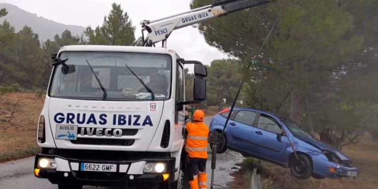 Grúas Ibiza retira el vehículo que se ha salido de la vía en Cala Vedella.