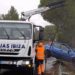 Grúas Ibiza retira el vehículo que se ha salido de la vía en Cala Vedella.