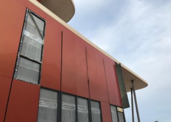 Una placa desprendida de la fachada y otra suelta en Caló de s'Oli. Foto Noudiari