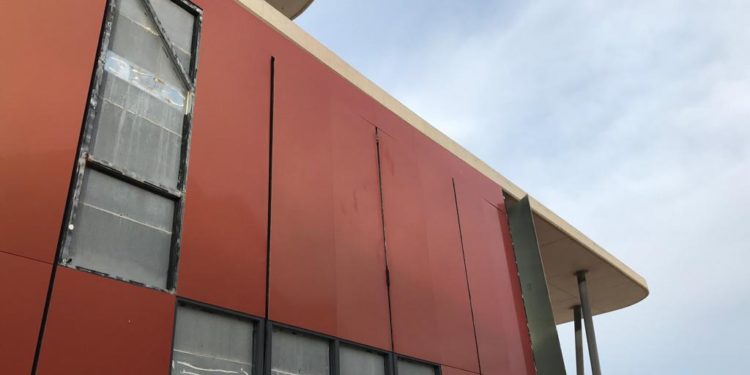 Una placa desprendida de la fachada y otra suelta en Caló de s'Oli. Foto Noudiari