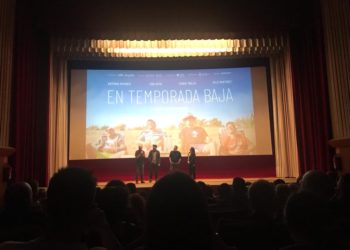 El Cine Regio completamente lleno en el estreno de 'En temporada baja' hace unos días, con parte del equipo dirigido por David Marqués.