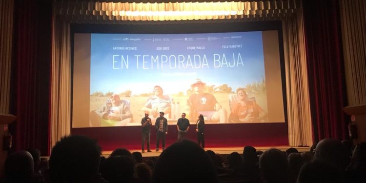El Cine Regio completamente lleno en el estreno de 'En temporada baja' hace unos días, con parte del equipo dirigido por David Marqués.