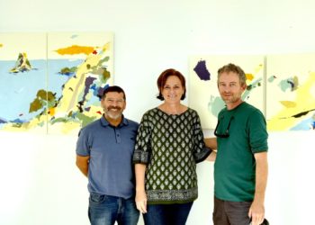 Diana Bustamante entre Florit Nin y Ángel Zabala durante el montaje de la muestra.