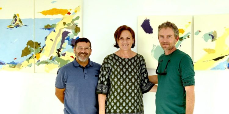 Diana Bustamante entre Florit Nin y Ángel Zabala durante el montaje de la muestra.