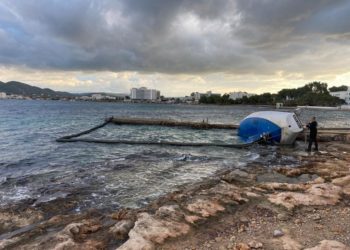 El barco lleva días embarrancado en la costa.
