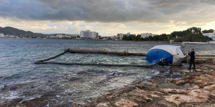 El barco lleva días embarrancado en la costa.
