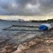 El barco lleva días embarrancado en la costa.