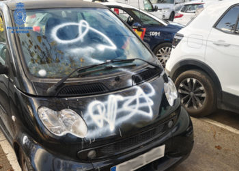 Uno de los coches dañados, en una imagen facilitada por la Policía Nacional.