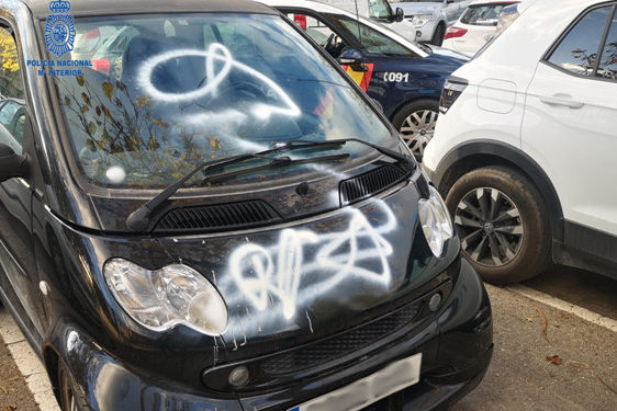 Uno de los coches dañados, en una imagen facilitada por la Policía Nacional.