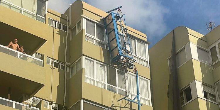 Imagen del estado en el que ha quedado el andamio. Foto: David Ferrer (NouDiari)