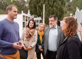 El historiador Ferrer Abárzuza, a la izquierda de la imagen, explica algunos detalles del Penal de Formentera y los hallazgos a Ana Juan, Alejandra Ferrer, Jesús Jurado y Francina Armengol