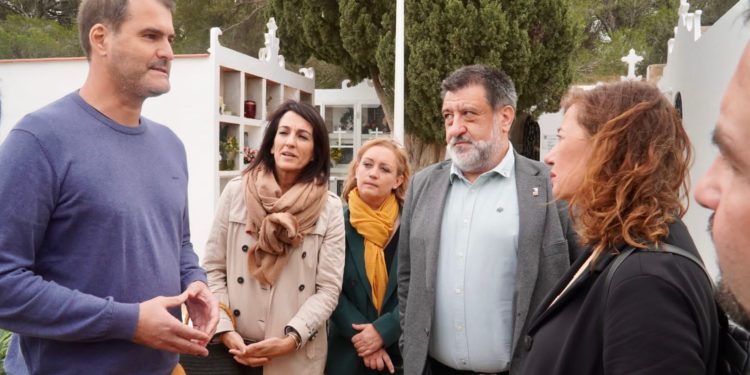 El historiador Ferrer Abárzuza, a la izquierda de la imagen, explica algunos detalles del Penal de Formentera y los hallazgos a Ana Juan, Alejandra Ferrer, Jesús Jurado y Francina Armengol