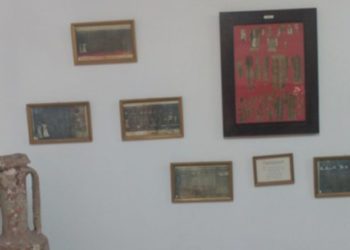 Imagen del Museo Bíblico de Mallorca con unos textos enmarcados sobre una cartulina, colgados en la pared.