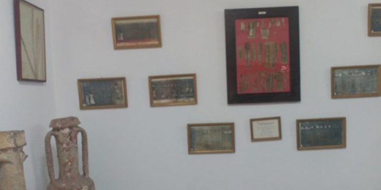 Imagen del Museo Bíblico de Mallorca con unos textos enmarcados sobre una cartulina, colgados en la pared.