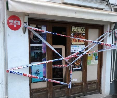 Imagen del establecimiento afectado, que ha sido precintado por la policía. Fotografía cedida a Noudiari.