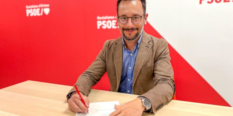 Rafa Ruiz en la sede del PSOE.