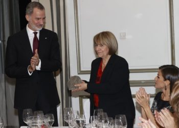 El Rey Felipe VI entrega el premio a la ibicenca Pilar Bonet en presencia de la Reina Letizia. © Casa de S.M. el Rey