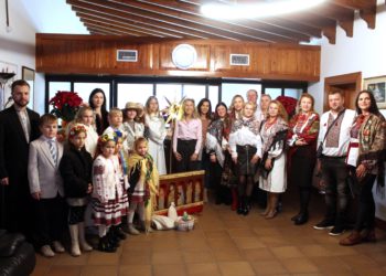 Una representación de la comunidad de Ucrania en el Ayuntamiento de Santa Eulària el pasado 15 de diciembre