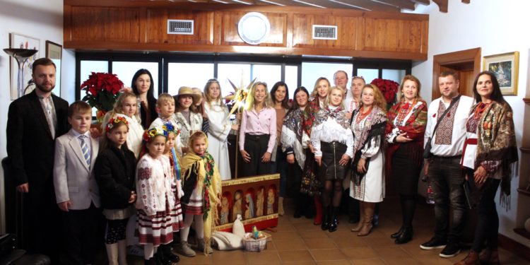 Una representación de la comunidad de Ucrania en el Ayuntamiento de Santa Eulària el pasado 15 de diciembre