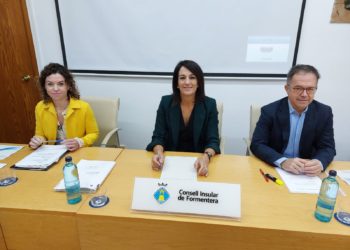 Rosario Sánchez, Ana Juan y Josep Marí Ribas, 'Agustinet', hoy en la presentación de los presupuestos territorializados.