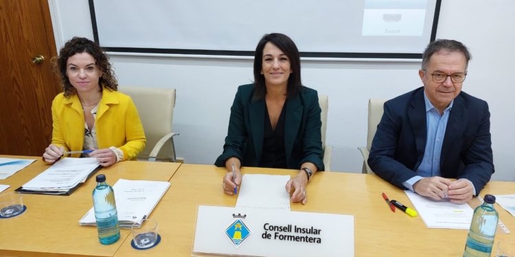 Rosario Sánchez, Ana Juan y Josep Marí Ribas, 'Agustinet', hoy en la presentación de los presupuestos territorializados.