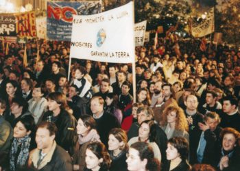 Manifestació del GEN del dia 22 de gener de 1999 per demanar la protecció de Cala d'Hort i del medi ambient de l'illa d'Eivissa. Autor: GEN-GOB. Imatge cedida per l'Arxiu Històric d'Eivissa i Formentera.
