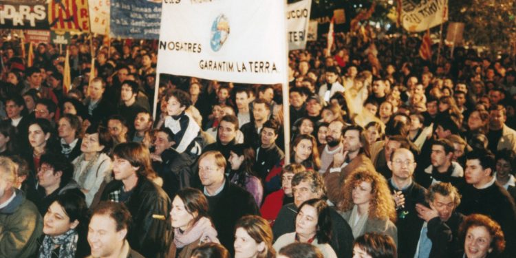 Manifestació del GEN del dia 22 de gener de 1999 per demanar la protecció de Cala d'Hort i del medi ambient de l'illa d'Eivissa. Autor: GEN-GOB. Imatge cedida per l'Arxiu Històric d'Eivissa i Formentera.