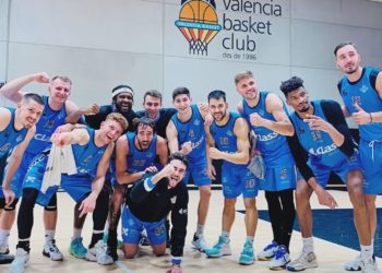 Imagen del equipo tras el partido mostrando su entusiasmo por los buenos resultados de esta etapa antes de cerrar el año.