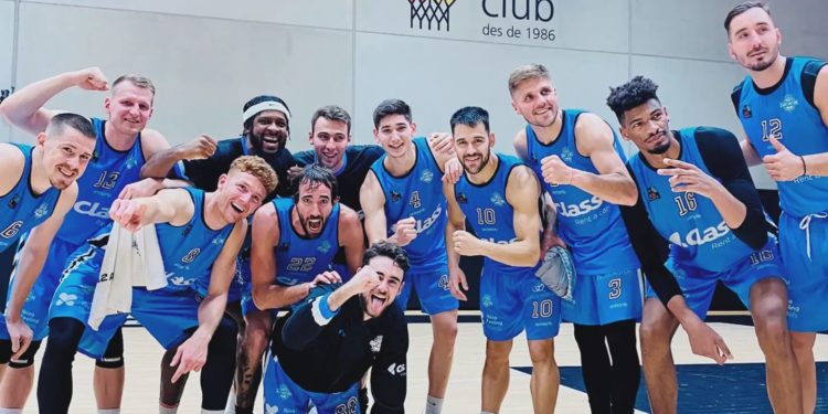 Imagen del equipo tras el partido mostrando su entusiasmo por los buenos resultados de esta etapa antes de cerrar el año.