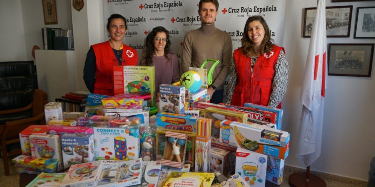 Les Joventuts Socialistes han entregat a Creu Roja els jugarois que han recol·lectat. Foto: JSEi.