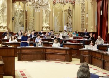 Armengol responde a las preguntas parlamentarias durante una sesión.