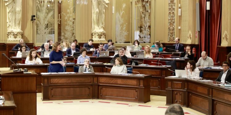 Armengol responde a las preguntas parlamentarias durante una sesión.