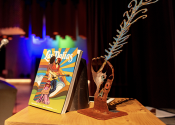 Último número de la revista de Las Dalias junto a la escultura del premio literario