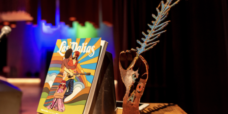 Último número de la revista de Las Dalias junto a la escultura del premio literario