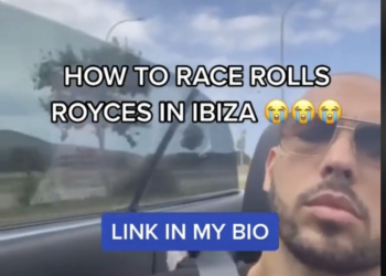 El polémico Andrew Tate conduciendo por Ibiza en un vídeo subido por él a redes.