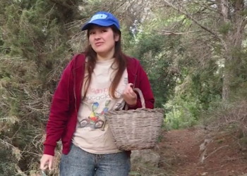 Cristina Ramón interpreta a los dos personajes de este simpático vídeo sobre el secreto mejor guardado: dónde encuentras los 'pebrassos'