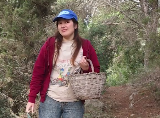 Cristina Ramón interpreta a los dos personajes de este simpático vídeo sobre el secreto mejor guardado: dónde encuentras los 'pebrassos'