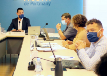 Fernando Gómez, de Unidas Podemos, a la derecha, y el alcalde Marcos Serra, a la izquierda, en un pleno municipal. Imagen de archivo.