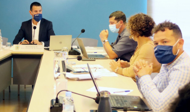 Fernando Gómez, de Unidas Podemos, a la derecha, y el alcalde Marcos Serra, a la izquierda, en un pleno municipal. Imagen de archivo.