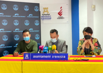 Amadeo Salvo, presidente de la UD Ibiza: Rafa Ruiz, alcalde de Eivissa; y Elena López, concejala de Deportes, en una imagen de archivo. Foto: UD.