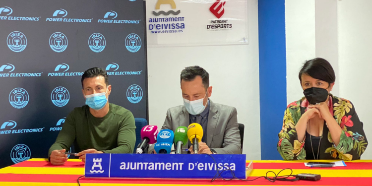 Amadeo Salvo, presidente de la UD Ibiza: Rafa Ruiz, alcalde de Eivissa; y Elena López, concejala de Deportes, en una imagen de archivo. Foto: UD.