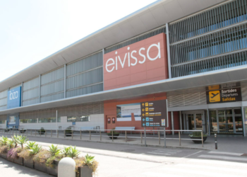 El aeropuerto de Ibiza en una imagen de archivo. Foto: Moisés Copa.