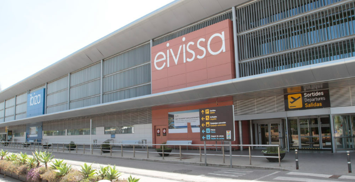 El aeropuerto de Ibiza en una imagen de archivo. Foto: Moisés Copa.